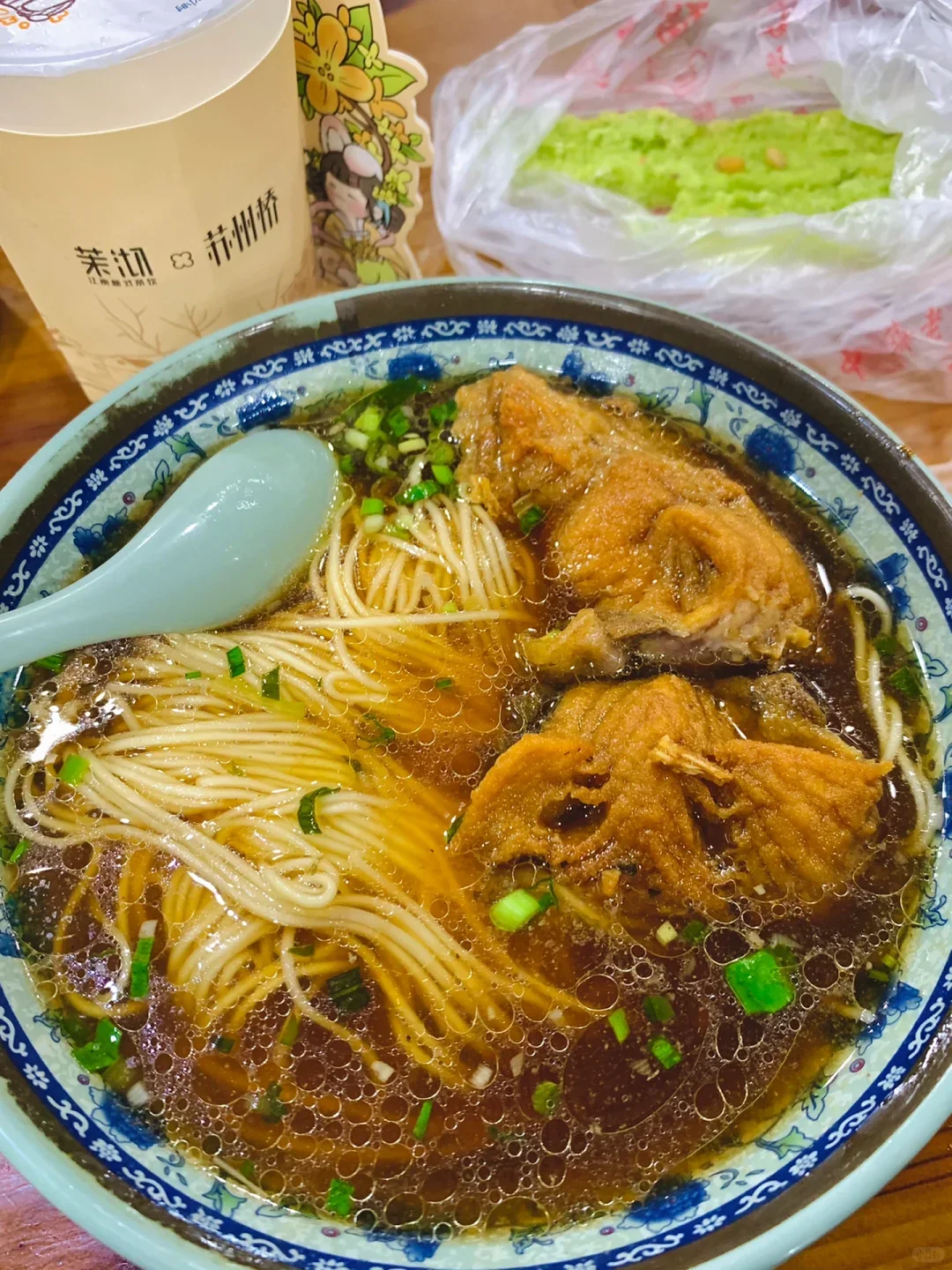 nouilles en bouillon, garnies de poisson frit mariné
